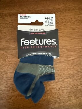 Feetures High Performance Cushion Socks, NWT!!